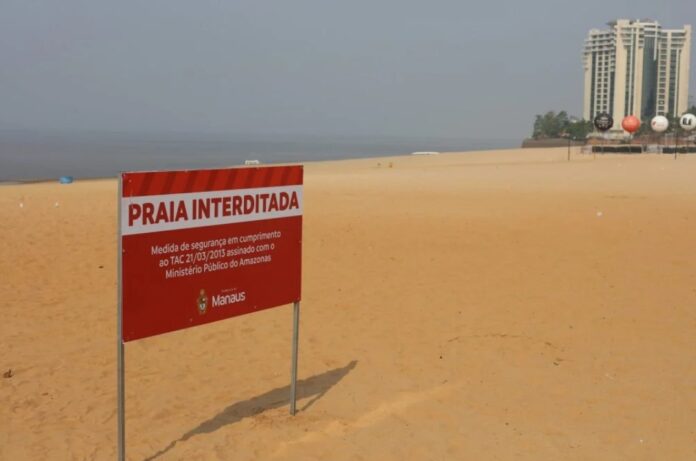 Praia da Ponta Negra está interditada desde setembro, devido à seca do Rio Negro.