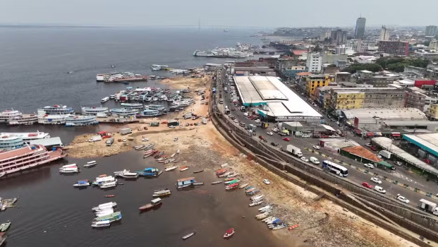 Após 12 dias de elevação, o nível do rio negro voltou a baixar, com uma redução de 25 centímetros em cinco dias.