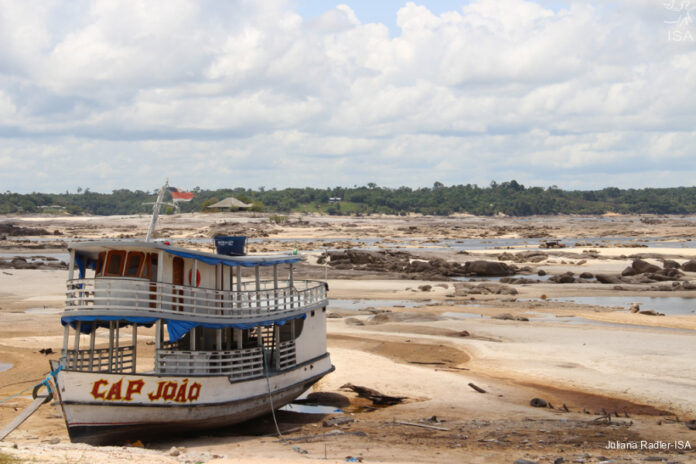 Paisagem totalmente seca na calha do Alto Rio Negro.