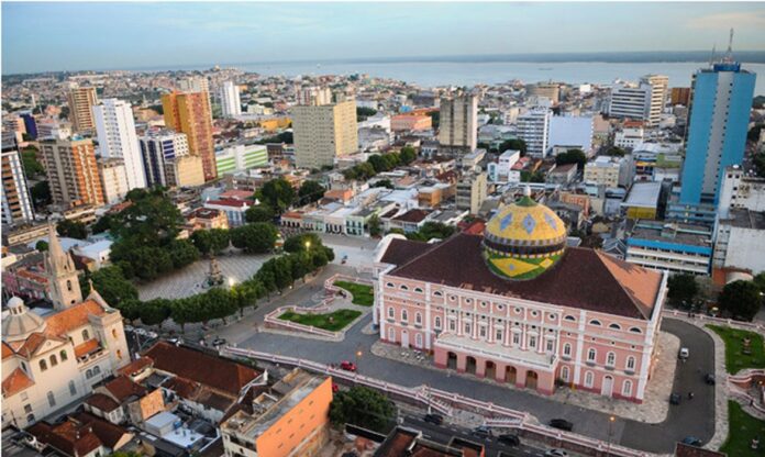 Vista aérea do Teatro Amazonas, o maior cartão postal de Manaus.