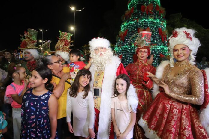 A Prefeitura de Manaus inaugurou a primeira etapa da decoração natalina na Ponta Negra, um dos principais pontos turísticos da capital.