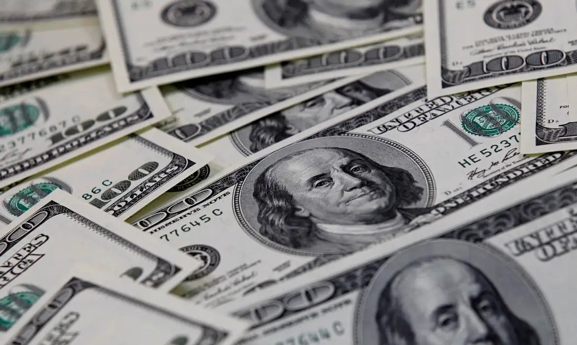 Alta do dólar, moeda fecha valor histórico nessa sexta (29)