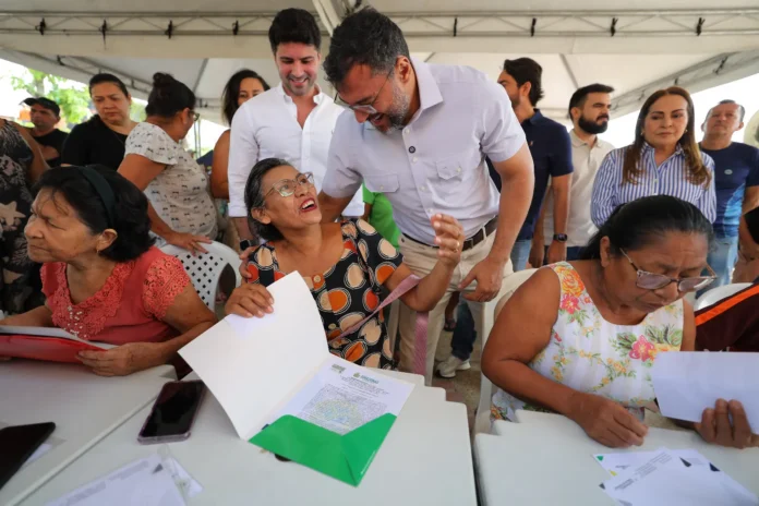 Governador Wilson Lima durante evento de entrega de títulos definitivos a moradores do Parque Residencial Gilberto Mestrinho.