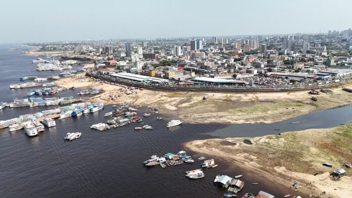 Rio Negro subiu 2,18 metros em novembro, atingindo o nível de 14,36 metros neste sábado