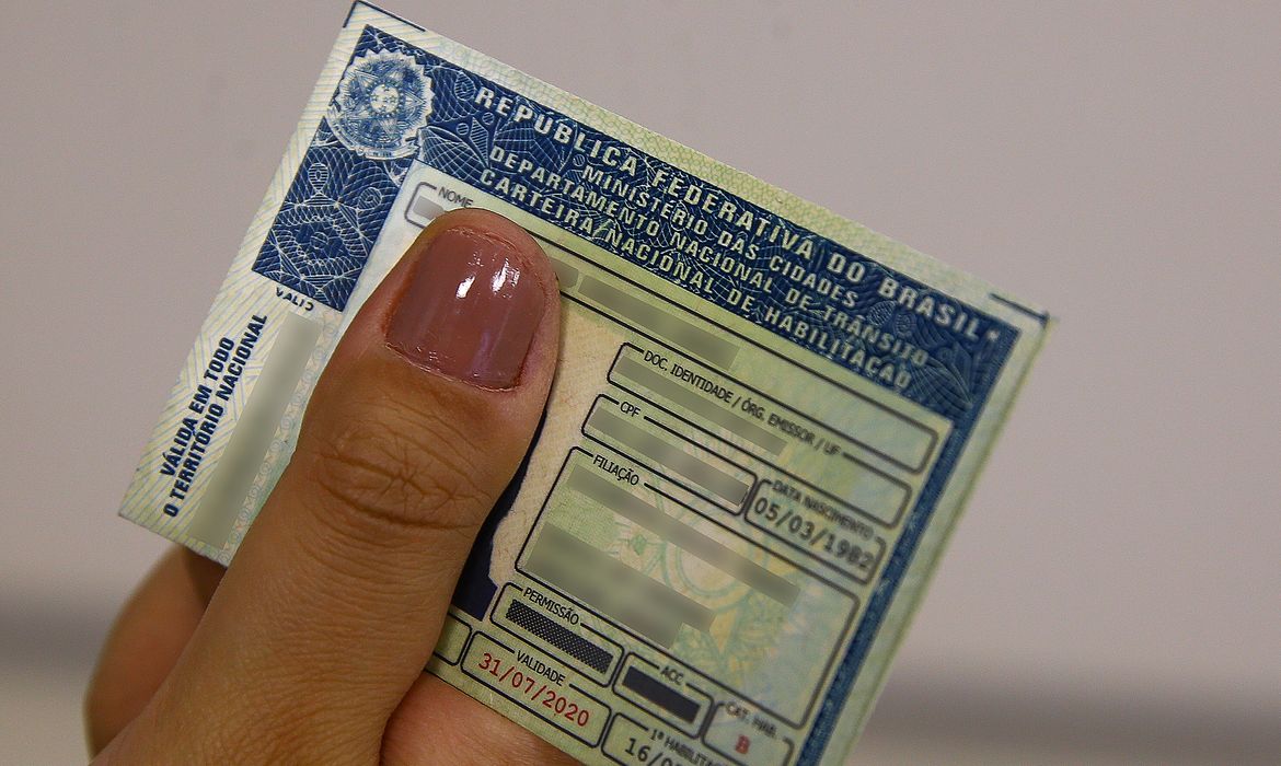 Lei que cria CNH gratuita para população de baixa renda é sancionada