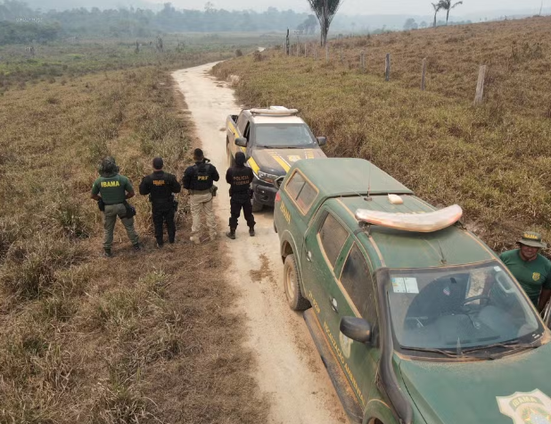 A Polícia Federal (PF) prendeu um homem suspeito de desmatar e realizar queimadas em aproximadamente 326 hectares na Amazônia