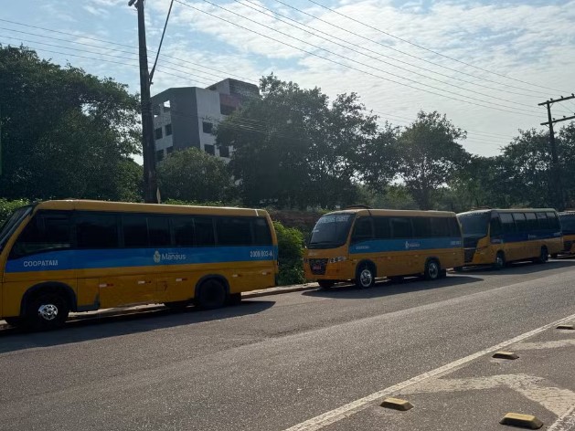 Os motoristas de micro-ônibus conhecidos como ‘amarelinhos’, responsáveis pelo transporte alternativo em Manaus, iniciaram uma paralisação geral na manhã desta segunda-feira (18).