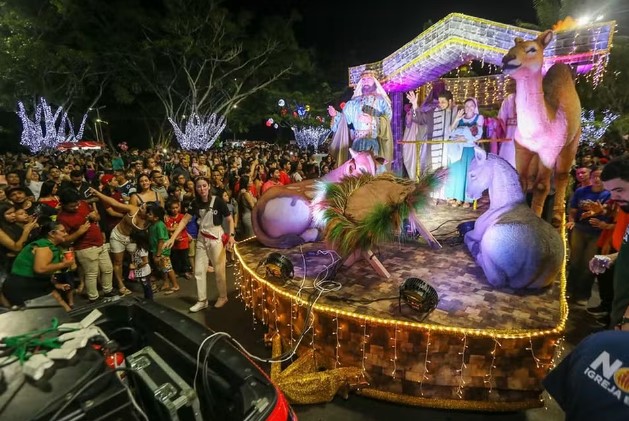 A noite de quarta-feira (20) foi marcada pela magia do Natal durante a segunda edição da Parada Natalina 2024.