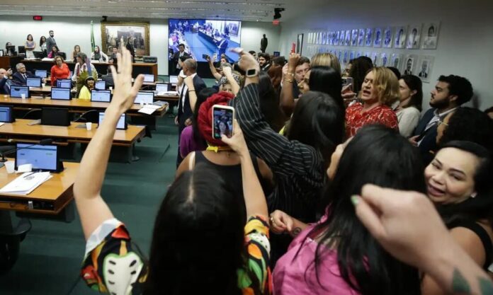 A CCJ da Câmara dos Deputados aprovou a admissibilidade da PEC 164/12, que reconhece o direito à vida a partir da concepção.