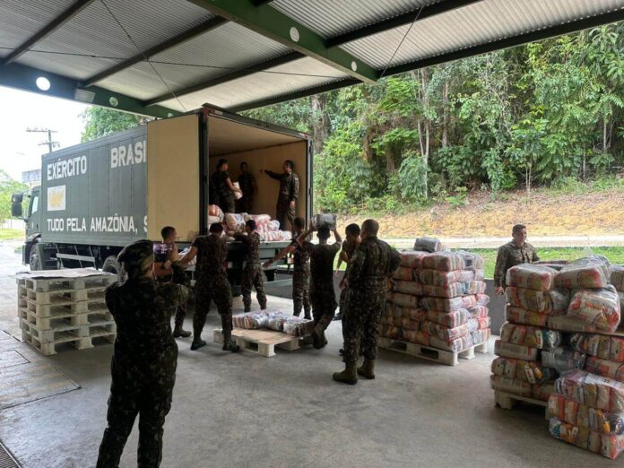 O Governo do Amazonas deu início à entrega de mais de 20 toneladas de alimentos e kits de tratamento de água para 26 comunidades indígenas