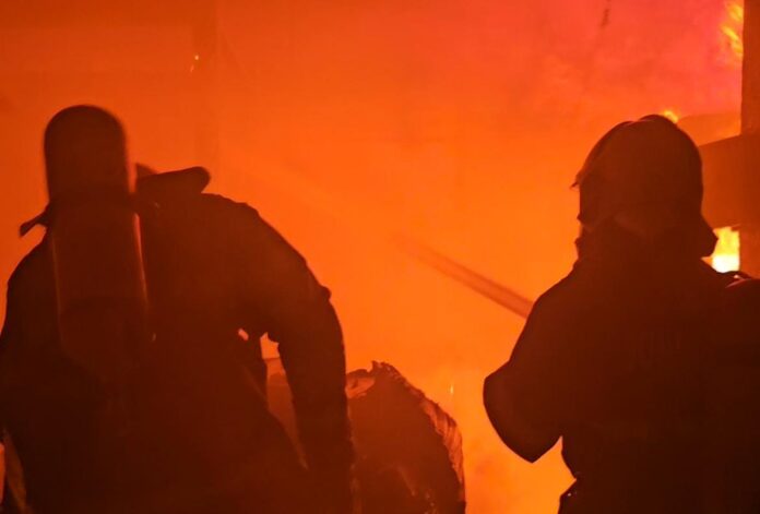 O Corpo de Bombeiros Militar do Amazonas controlou um incêndio em um galpão de uma loja de materiais descartáveis e papelaria.