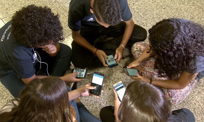 Projeto determina que celulares não podem ser utilizados durante o período de aula.