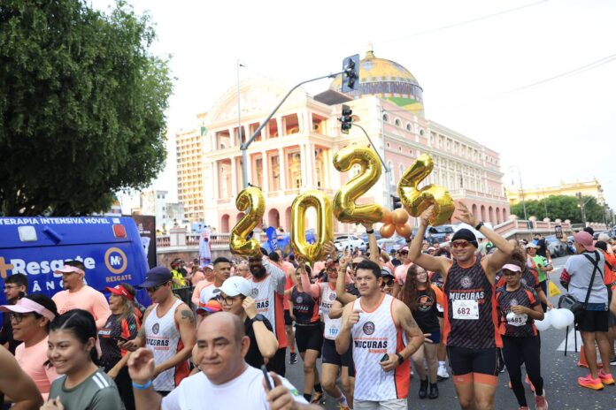 O centro histórico de Manaus foi palco da 3ª Corrida do Teatro Amazonas, evento que reuniu mais de 2 mil atletas.