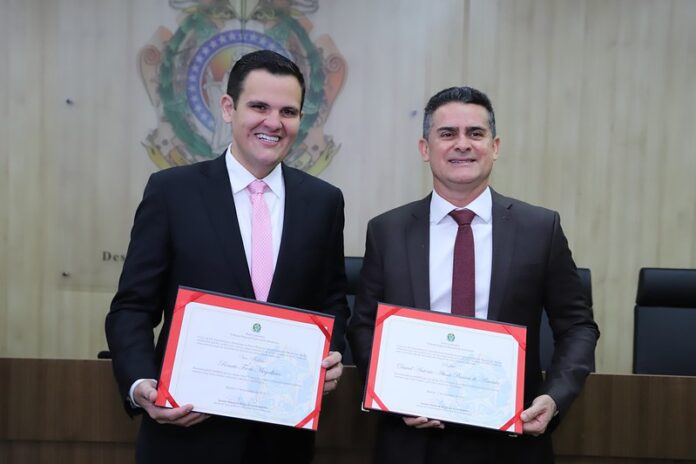 David Almeida e Renato Júnior, prefeito e vice-prefeito de Manaus eleitos, durante cerimônia de diplomação.