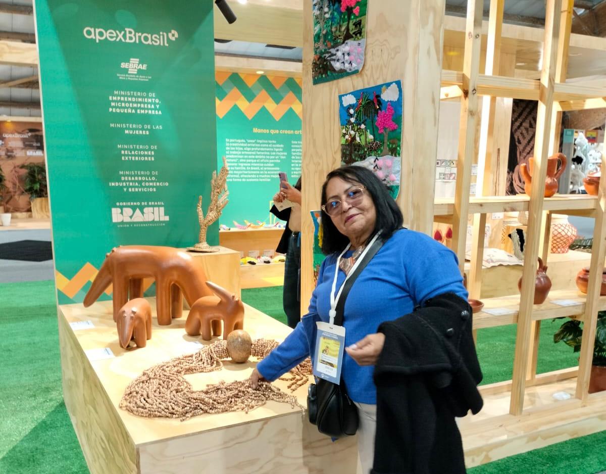 Artesã amazonense Maria Rocineide Santos da Silva em exposição.
