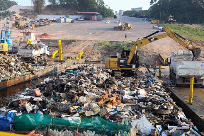 Retirada de lixo de orlas de rios de Manaus, em 2024.