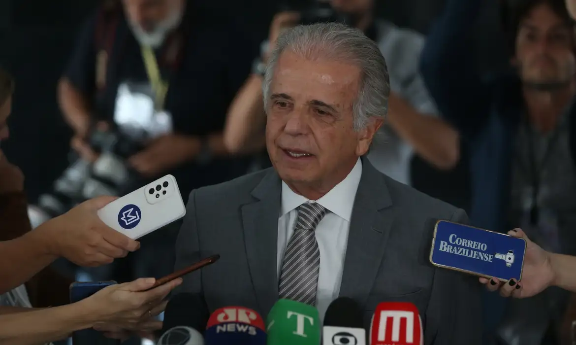 Ministro da Defesa e Lula conversaram hoje (17) sobre Braga Netto, militares e outras questões.