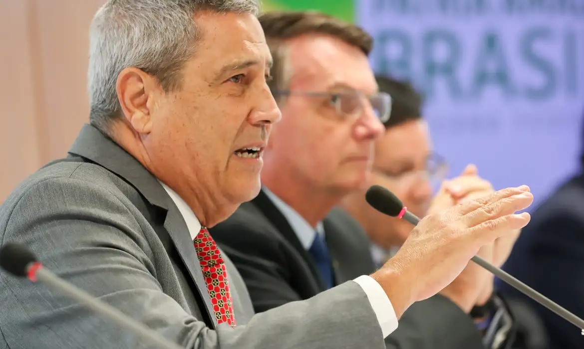 Polícia Federal prende Braga Netto por atrapalhar investigações