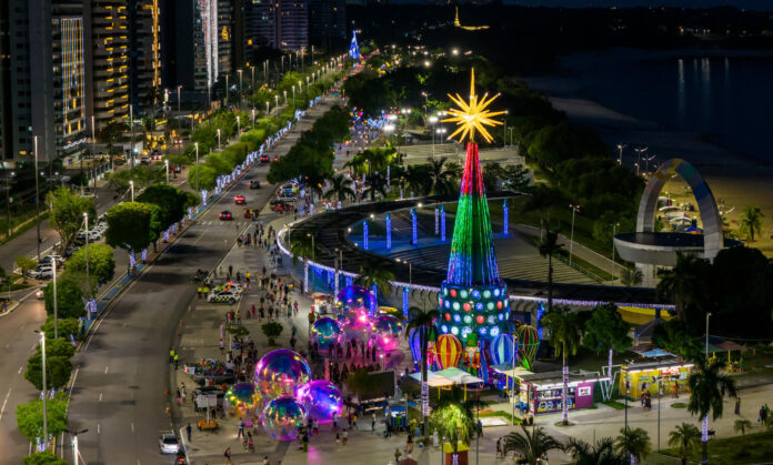 A Prefeitura de Manaus inaugurou a árvore de Natal do complexo Ponta Negra, com 30 metros de altura.