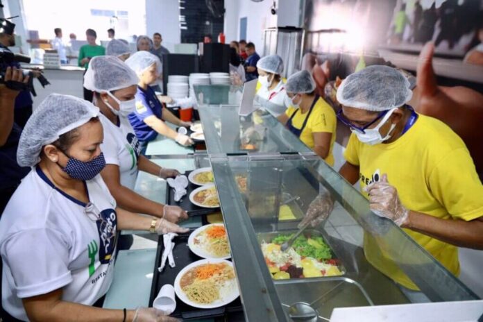 Os restaurantes e cozinhas populares do programa Prato Cheio, em Manaus, vão oferecer um almoço especial nesta terça-feira, 31 de dezembro.