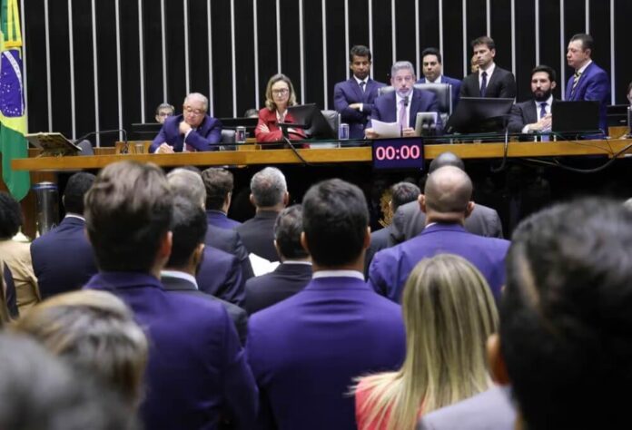 Em troca da aprovação de urgência, governo federal prometeu negociar aspectos do pacote com os parlamentares da Câmara