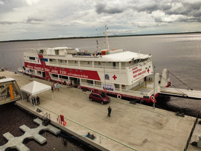 Wilson Lima reforça assistência médica para comunidades do interior com entrega de barco hospital