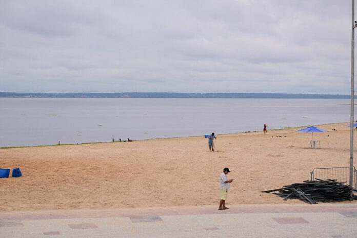 A praia da Ponta Negra, um dos ícones turísticos de Manaus, foi reaberta para banho nesta quinta-feira (26/12).