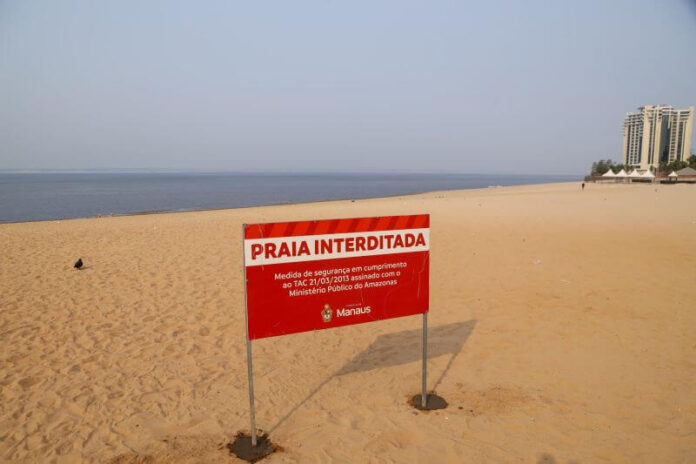 A Praia da Ponta Negra permanecerá interditada durante as festividades de fim de ano devido à severa estiagem que atinge a capital e o estado.