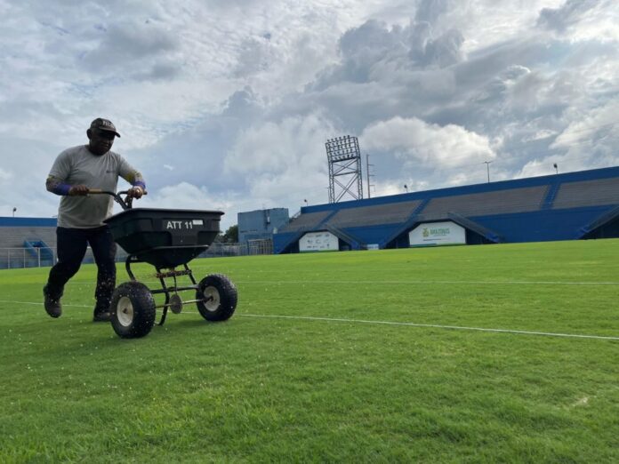 Grama sendo cortada no Estádio da Colina, em Manaus.