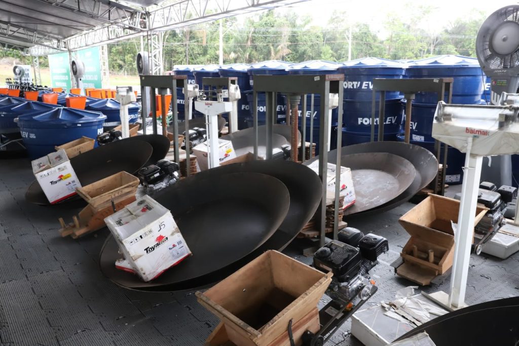 Alguns dos kits que serão distribuídos para casas de farinha do Amazonas