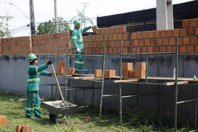 Muro do Estádio Carlos Zamith está sendo ampliado. 