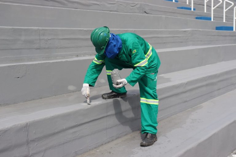 Revitalização das arquibancadas no Estádio Carlos Zamith. 