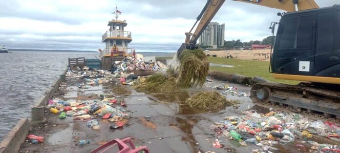 A Prefeitura está reforçando a manutenção da orla da Ponta Negra, uma das áreas mais emblemáticas da cidade, por meio de ações de limpeza dos rios.