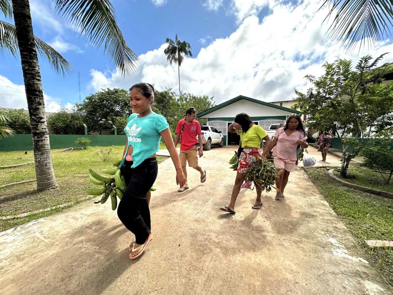 O município de Envira, no interior do Amazonas, recebeu mais de 5,5 toneladas de alimentos produzidos por agricultores indígenas.