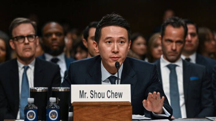 Shou Chew, CEO do Tiktok, dando depoimento no Senado estadunidense em 2024.