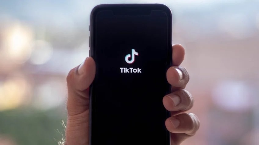 Tiktok sai do ar e depende de Trump para voltar nos Estados Unidos