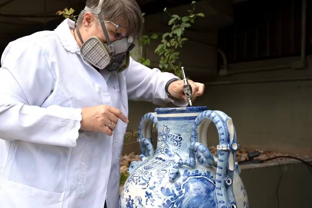 Vaso de cerâmica foi restaurado após ter sido rompido em 180 pedaços.