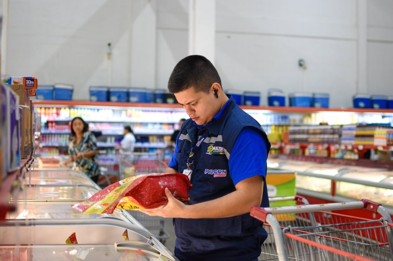 Uma ação do Procon resultou na apreensão e descarte de mais de 20 produtos impróprios para consumo em um supermercado de Manaus.