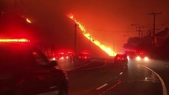 Los Angeles enfrentou um cenário de emergência devido a um incêndio de rápida propagação que já destruiu 510 hectares.