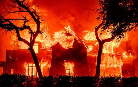 Um incêndio florestal de rápida propagação chegou à zona central de Los Angeles, com focos ameaçando o famoso letreiro de Hollywood.