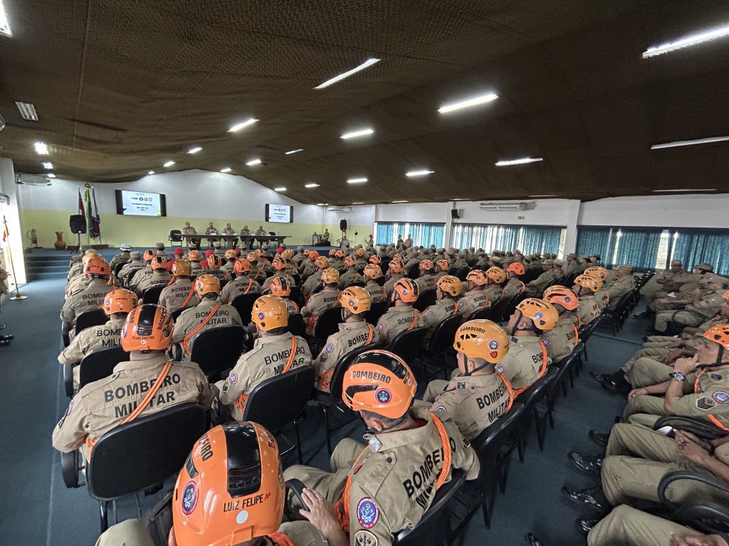 Novos bombeiros durante primeiro dia de capacitação.