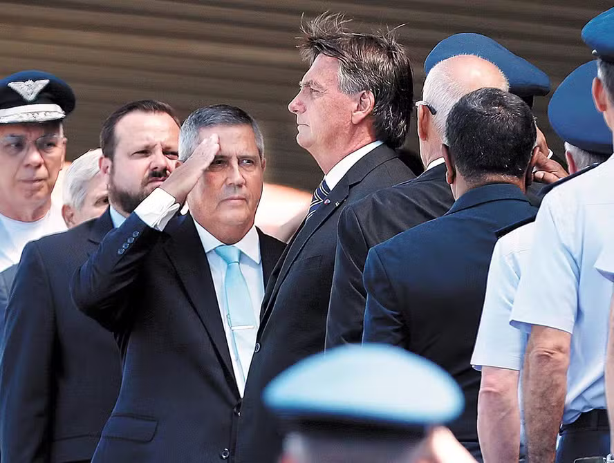 General Braga Netto teria enviado dinheiro para outro militar em uma sacola de vinho por meio de Mauro Cid.