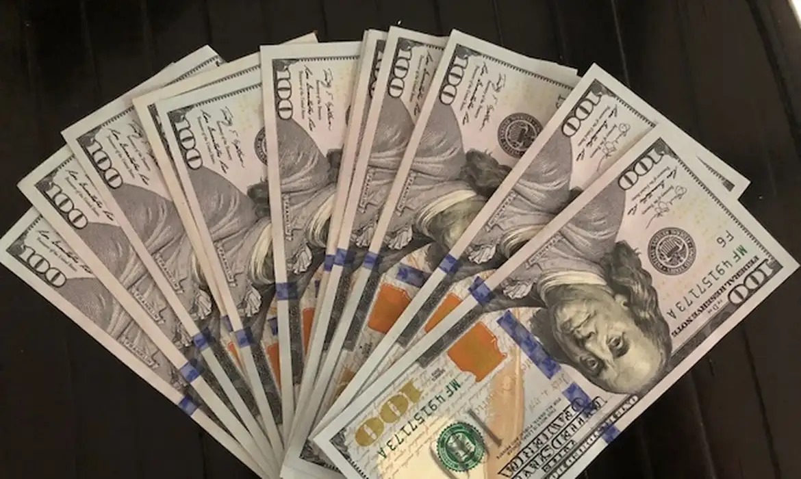 Dólar encosta em R$ 5,80 após novas declarações de Trump
