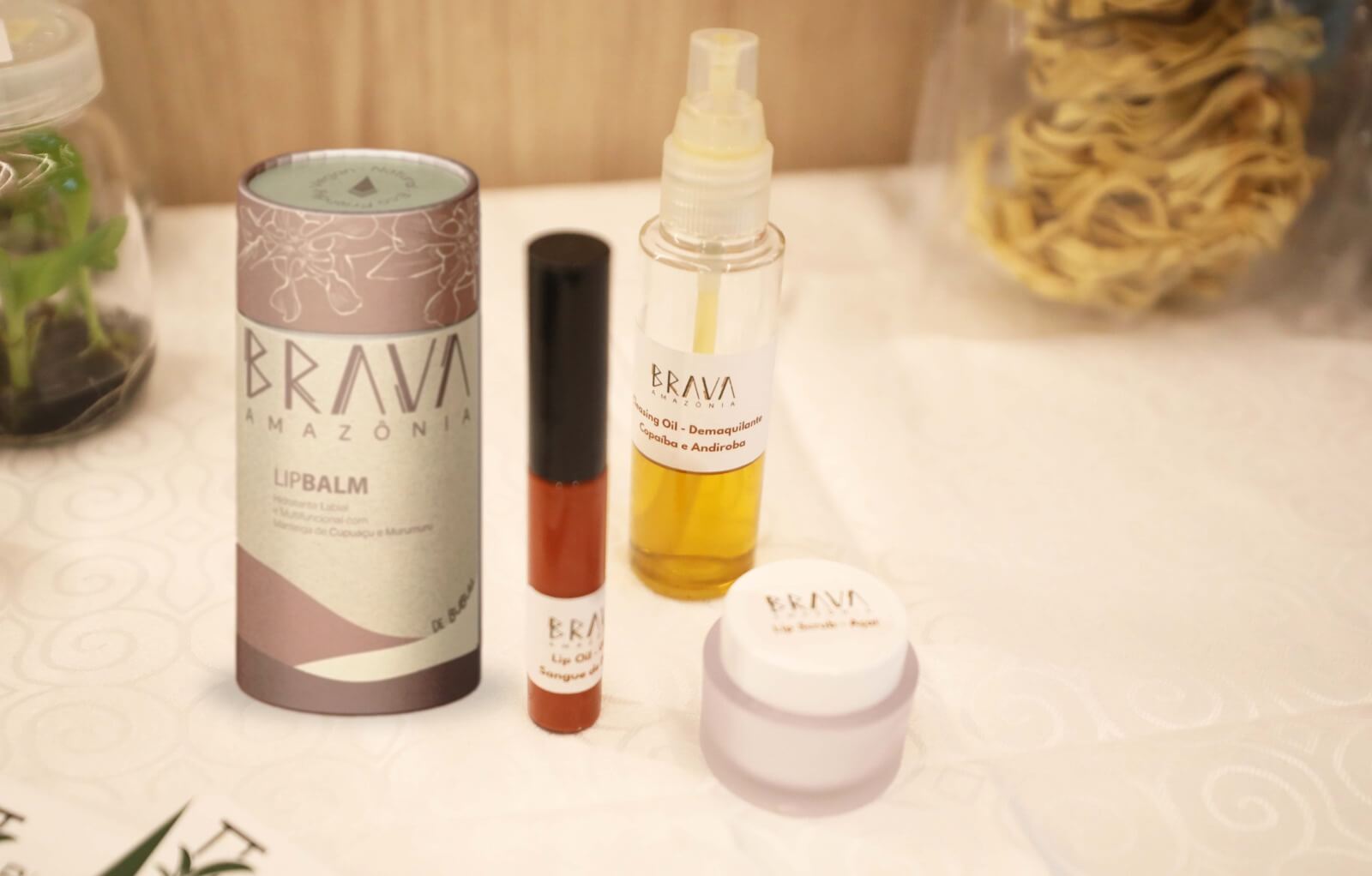 A startup Brava Amazônia está revolucionando o setor de cosméticos utilizando ingredientes naturais e embalagens biodegradáveis.