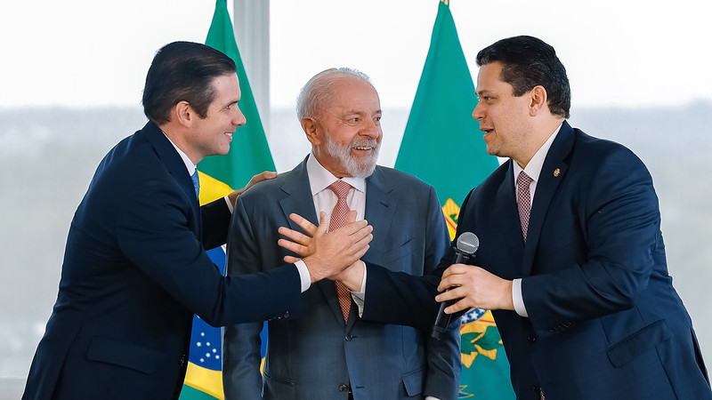 Lula com Hugo Motta e Davi Alcolumbre, novos presidentes das casas legislativas federais.