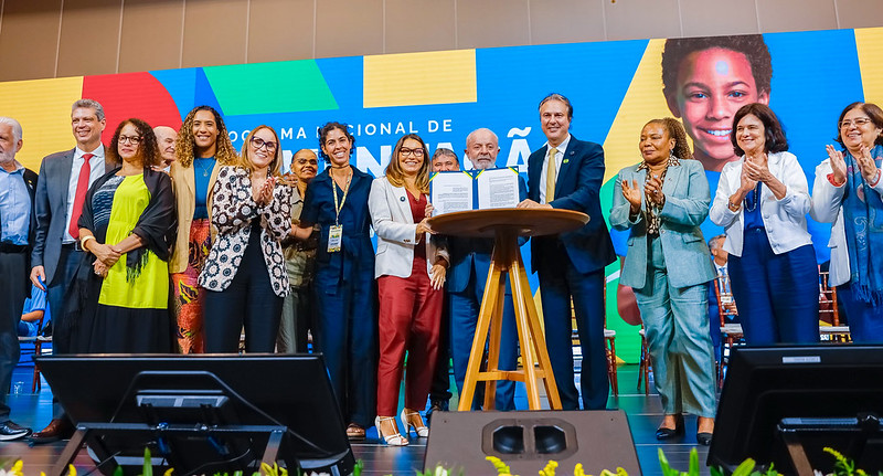 Lula no evento de assinatura das mudanças no PNAE, que altera como as merendas escolares funcionam no país.