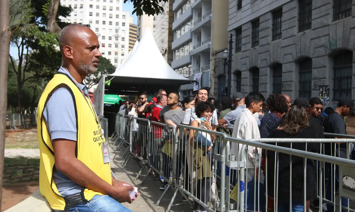Desemprego no Brasil registrou queda, segundo IBGE.