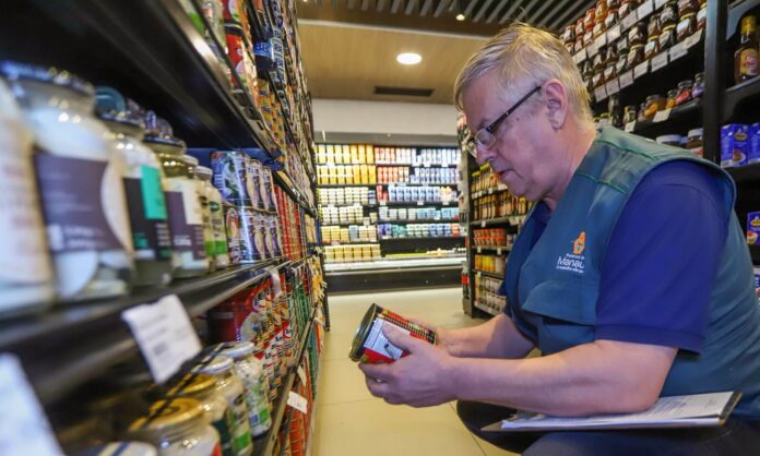 Pesquisa do Procon Manaus aponta variação de preços da cesta básica em supermercados da capital