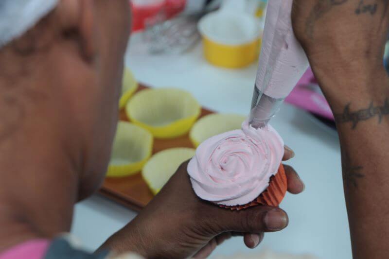 Uma oficina de confeitaria ofereceu novas oportunidades para mulheres acolhidas pela instituição Ycamiabas, em Manaus.