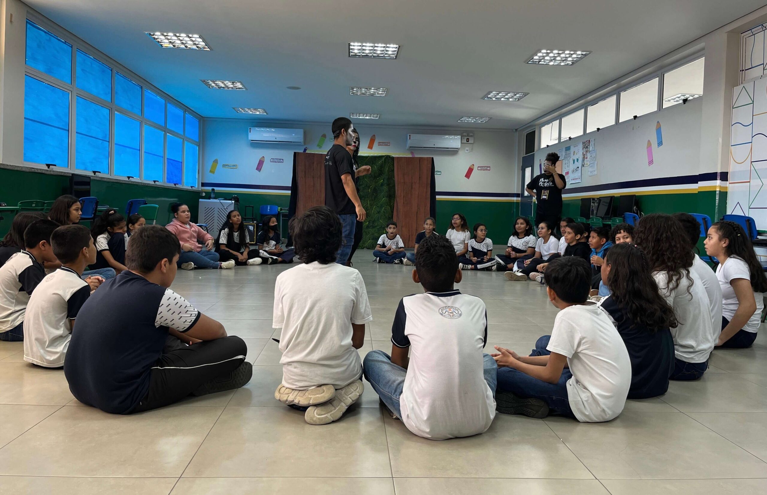 O projeto “Um Palco em Minha Quebrada” está oferecendo 20 vagas gratuitas para oficinas de iniciação teatral voltadas para jovens.